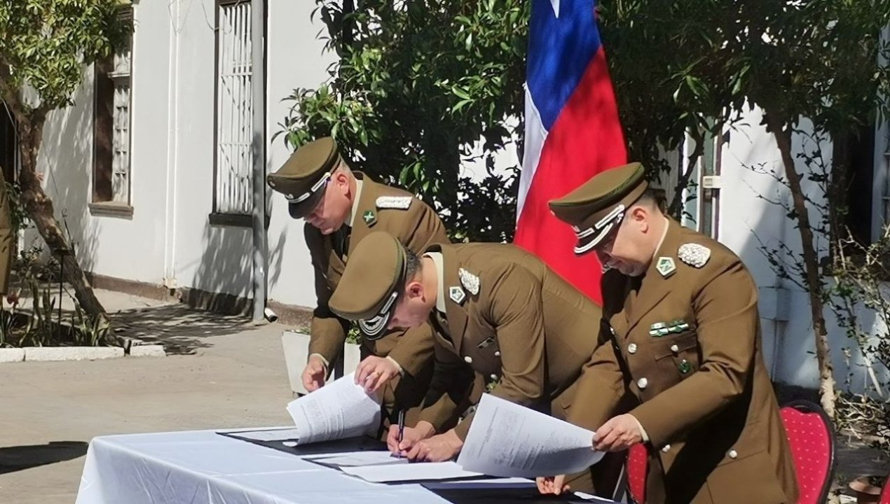 /local/mayor-jose-alarcon-deja-el-mando-de-la-1-comisaria-de-taltal-para
