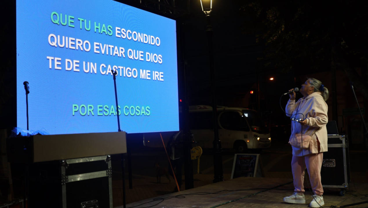 /canete-vivio-con-exito-el-karaoke-del-amor-en-la-plaza-de-armas