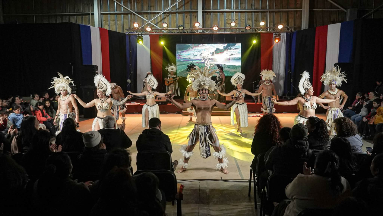 /rapa-nui-llego-a-contulmo-y-cautivo-con-una-noche-de-musica-danza-y