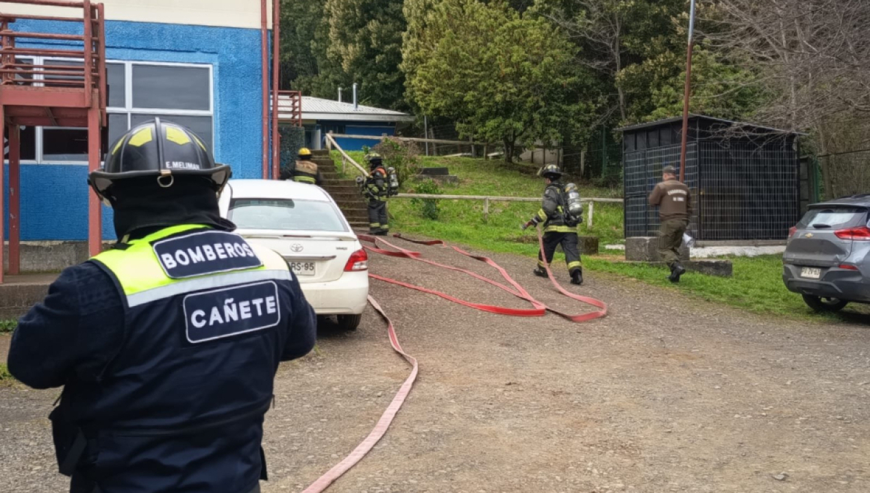 /carabineros-y-bomberos-ponen-a-prueba-respuesta-ante-incendio-en-escuela